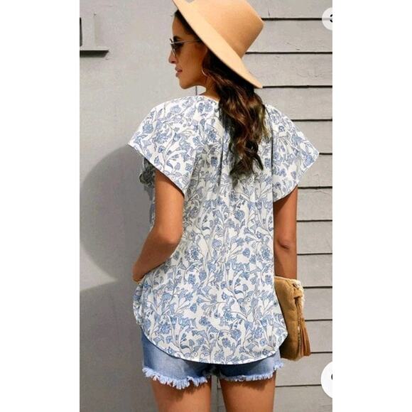 Floral V-Neck Blouse Blue White Short Sleeve Flutter Top • EUC - Picture 1 of 6